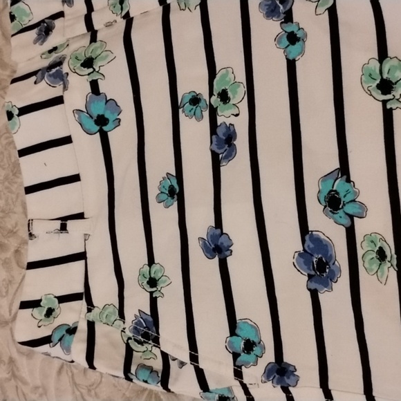 Elle Woman's White With Blue Stripes, Green & Blue Flowers, Size: 12 - Picture 5 of 7